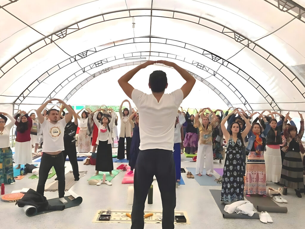 kapu dando clases de yoga a un grupo de personas